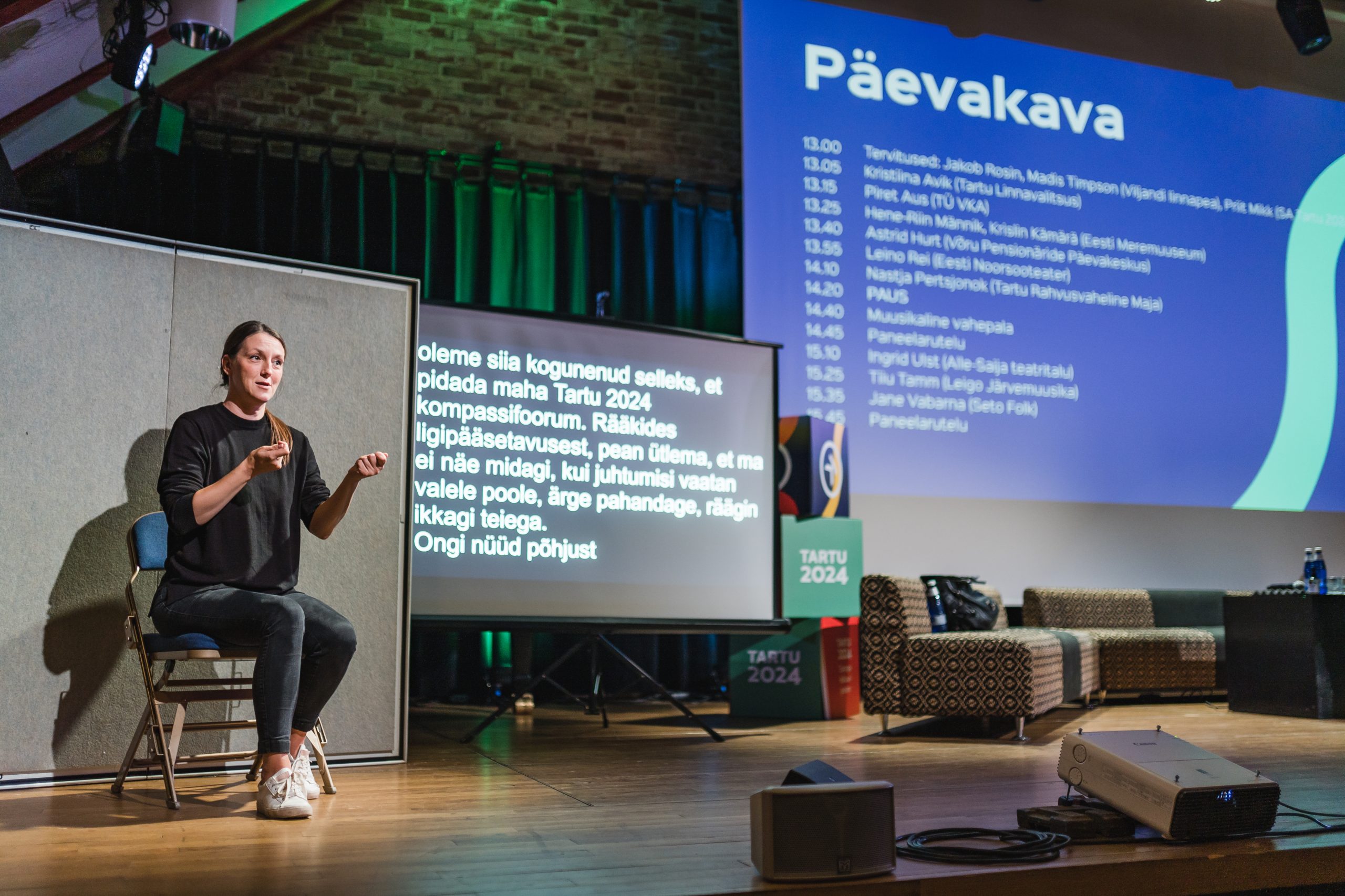 Esineja istub tooliga laval.