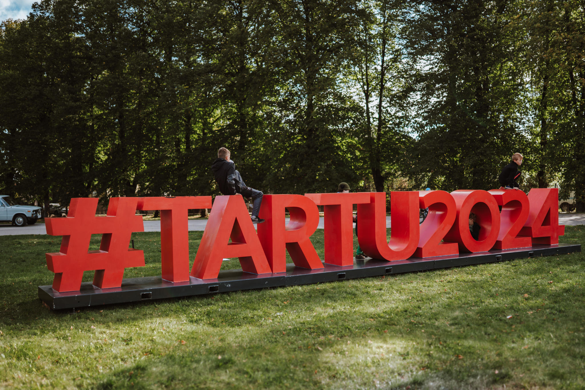 Tartu 2024 maamärk pargis.